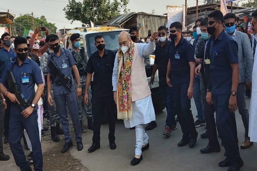 এদিন কেন্দ্রীয় স্বরাষ্ট্রমন্ত্রী সারে তিনটে নাগাদ নবীন বিশ্বাসের বাড়িতে ঢোকেন। ঢুকে কিছুক্ষণ পরিবারের সদস্যদের সঙ্গে আলাপচারিতা তারপর মধ্যাহ্নভোজ শুরু। স্বরাষ্ট্রমন্ত্রীর সঙ্গে ছিলেন কৈলাশ বিজয়বর্গীয়, দিলীপ ঘোষ, রাহুল সিনহা, মুকুল রায় ও সব্যসাচী দত্ত। স্টোরি: সোমরাজ বন্দোপাধ্য়ায়