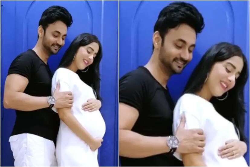 সাদা পোষাকে অমৃতা দু’‌হাতে জড়িয়ে ছিলেন তাঁর বেবি বাম্প। আর ছবিতে দেখা যাচ্ছে, পিছন থেকে তাঁকে আঁকড়ে ছিলেন আর জে আনমোল। ছবির ক্যাপশানে লিখেছেন, ‘‌তোমার জন্য এটা ১০ মাস, কিন্তু আমাদের জন্য এটা ৯ মাস। সারপ্রাইজ, সারপ্রাইজ‌‌.‌.‌.‌আনমোল আর আমি ইতিমধ্যে ৯ মাসে পৌঁছে গিয়েছি। আমি আমার বন্ধু আর ফ্যানেদের সঙ্গে এই খবরটি শেয়ার করতে নিতে পারে খুব আনন্দিত। আপনাদের কাছে এতদিন খবরটা লুকিয়ে রাখার জন্য ক্ষমা চেয়ে নিচ্ছি আমি। আমাদের সন্তান খুব তাড়াতাড়ি আসতে চলেছে। আনমোলের পরিবারের সঙ্গে এক আশ্চর্য যাত্রা হয়েছে আমার। পৃথিবীকে শুভেচ্ছা জানাই। আপনাদের সবাইকে শুভেচ্ছা জানাই সমস্ত প্রার্থনার জন্য।’‌