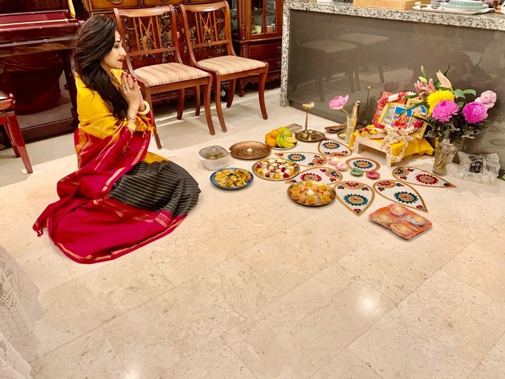 নিজের বাড়িতে পুজো না হলেও বন্ধুর বাড়িতে আজ ছিল লক্ষী পুজো। সেখানেই হাজির ছিলেন ঋতুপর্ণা সেনগুপ্ত। নিজের বাড়িতে পুজো না হলেও বন্ধুর বাড়িতে আজ ছিল লক্ষী পুজো। সেখানেই হাজির ছিলেন ঋতুপর্ণা সেনগুপ্ত।