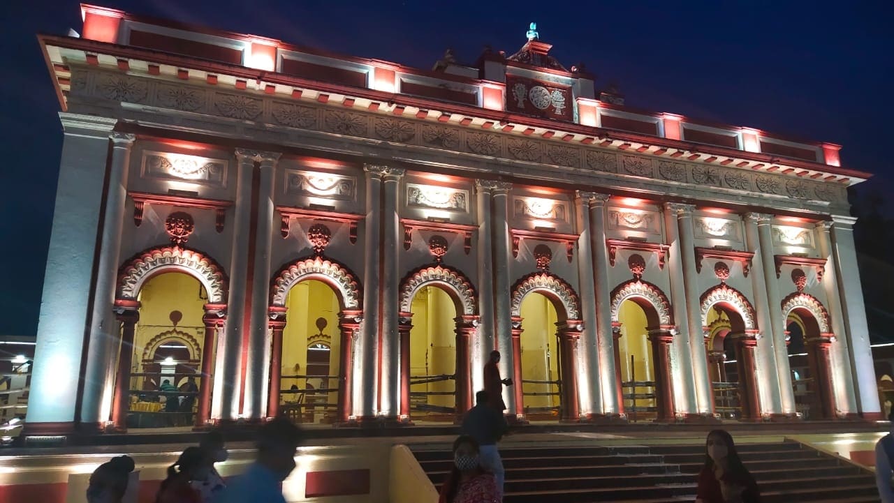 তবে লোকাল ট্রেন চলাচল শুরু হয়ে যাওয়ায় সকাল থেকে মানুষের উপস্থিতি ছিল চোখে পড়ার মতো। শারীরিক দূরত্ব মেনে লাইনে দঁড়াইয়েছিলেন ভক্তেরা। তবে লোকাল ট্রেন চলাচল শুরু হয়ে যাওয়ায় সকাল থেকে মানুষের উপস্থিতি ছিল চোখে পড়ার মতো। শারীরিক দূরত্ব মেনে লাইনে দঁড়াইয়েছিলেন ভক্তেরা।