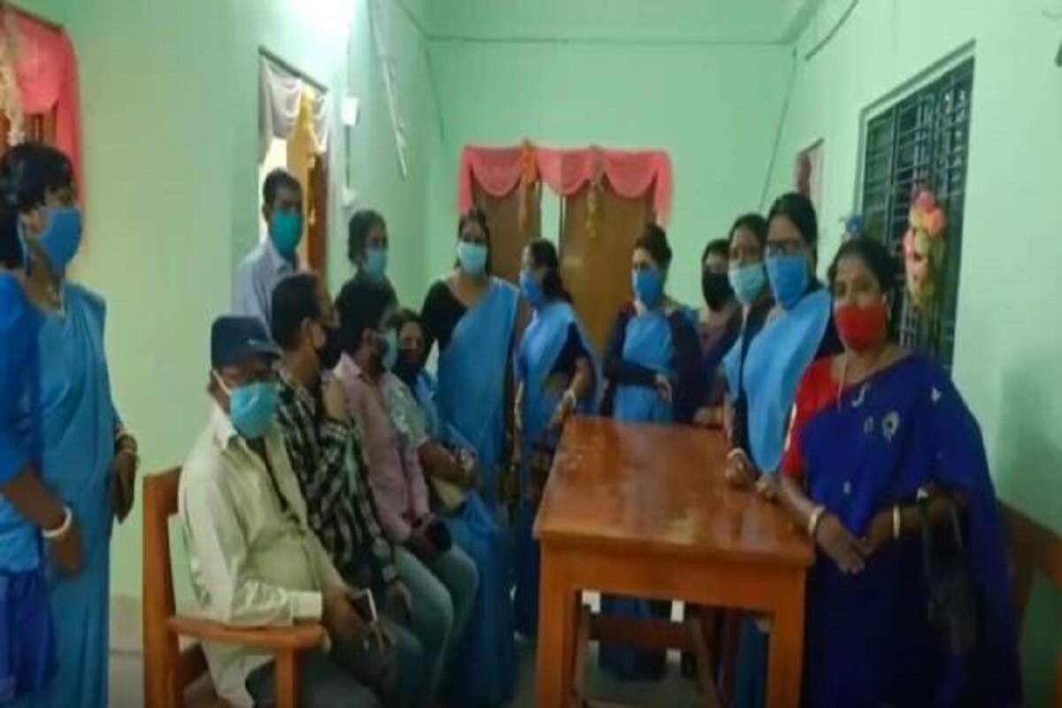 করোনা অতিমারি কারণে অশোকনগর রাজ্য সাধারণ হাসপাতালকে কোভিড হাসপাতাল করা হয়। স্বাস্থ্য পরিষেবা পেতে এই পুরসভার নাগরিকদের ছুটতে হত হাবরা হাসপাতালে বা সবদলপুর ব্লক হাসপাতালে। এনিয়ে মানুষের মধ্যে বিস্তর ক্ষোভ ছিল। করোনা অতিমারি কারণে অশোকনগর রাজ্য সাধারণ হাসপাতালকে কোভিড হাসপাতাল করা হয়। স্বাস্থ্য পরিষেবা পেতে এই পুরসভার নাগরিকদের ছুটতে হত হাবরা হাসপাতালে বা সবদলপুর ব্লক হাসপাতালে। এনিয়ে মানুষের মধ্যে বিস্তর ক্ষোভ ছিল।