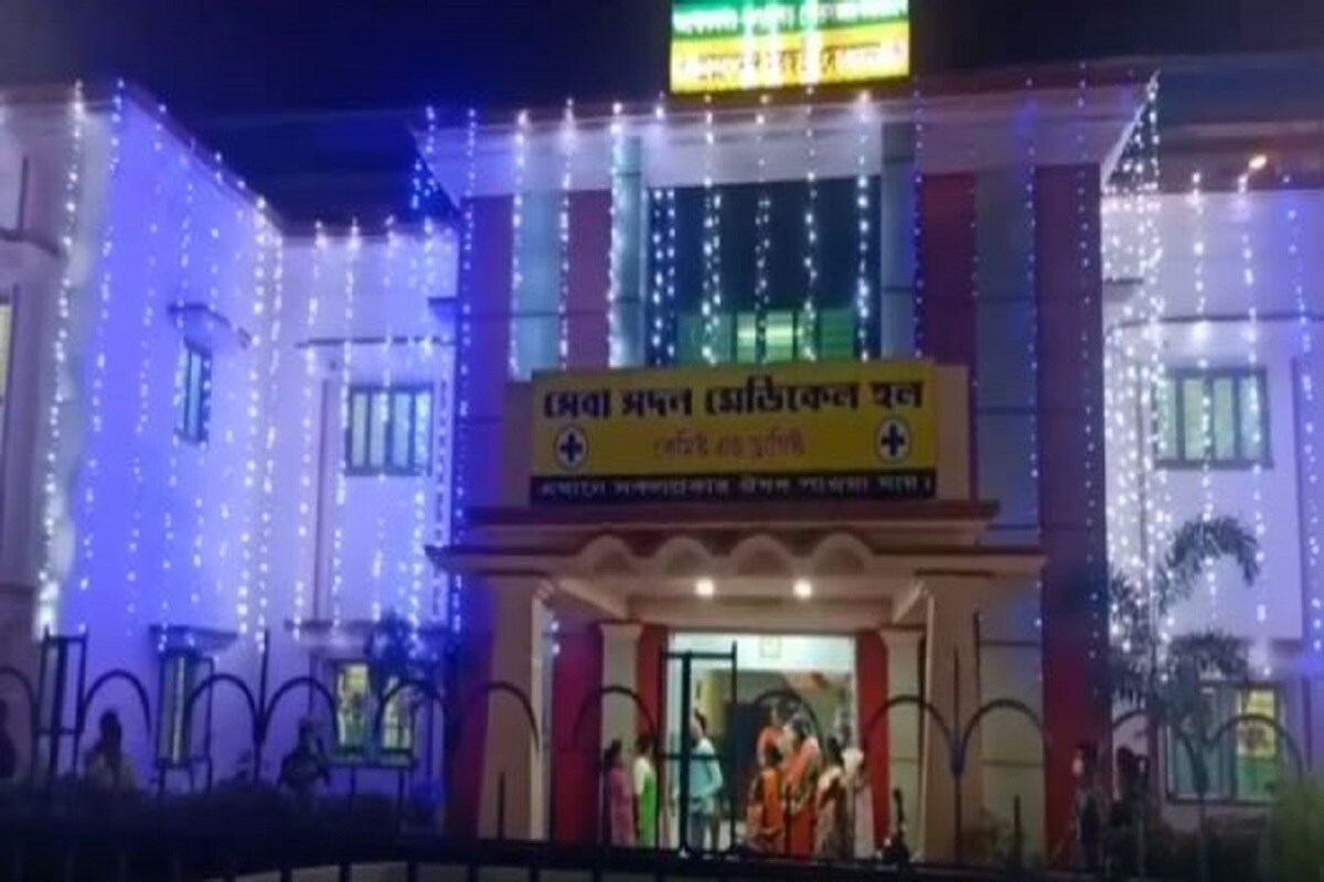 অশোকনগর হাসপাতালকে কোভিড হাসপাতাল করার পর সাধারণ চিকিৎসার সুযোগ থেকে বঞ্চিত হচ্ছিলেন মানুষ।তারপর থেকে কল্যাণগড় অঞ্চলে সদ্য চালু জাতীয় স্বাস্থ্য মিশন প্রকল্পের প্রাথমিক স্বাস্থ্যকেন্দ্র - ১ শাখার উপর কিছুটা নির্ভর করছিলেন তাঁরা। শনিবার পুরসভা পরিচালিত হাসপাতাল ও জাতীয় স্বাস্থ্য মিশনের প্রাথমিক স্বাস্থ্যকেন্দ্রের উদ্বোধন হয়। অশোকনগর হাসপাতালকে কোভিড হাসপাতাল করার পর সাধারণ চিকিৎসার সুযোগ থেকে বঞ্চিত হচ্ছিলেন মানুষ।তারপর থেকে কল্যাণগড় অঞ্চলে সদ্য চালু জাতীয় স্বাস্থ্য মিশন প্রকল্পের প্রাথমিক স্বাস্থ্যকেন্দ্র - ১ শাখার উপর কিছুটা নির্ভর করছিলেন তাঁরা। শনিবার পুরসভা পরিচালিত হাসপাতাল ও জাতীয় স্বাস্থ্য মিশনের প্রাথমিক স্বাস্থ্যকেন্দ্রের উদ্বোধন হয়।