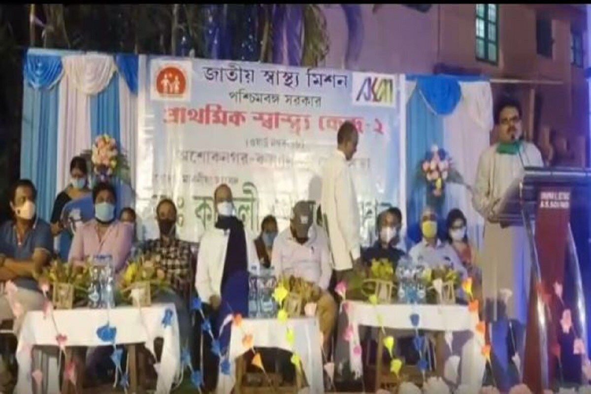 এদিন প্রাথমিক স্বাস্থ্যকেন্দ্রের দ্বারোদঘাটন করেন অশোকনগরের বারাসতের বিধায়ক ধীমান রায়। এদিন প্রবোধ সরকার জানান, পুরসভা পরিচালিত সেবা সদন হাসপাতালে ৩২টি বেড থাকছে। স্বল্পমূল্যে সাধারণ সমস্ত রোগের চিকিৎসা হবে। পাশাপাশি প্রাথমিক স্বাস্থ্যকেন্দ্রে বিনামূল্যে চিকিৎসার সুযোগ পাবেন সাধারণ মানুষ। সেই সঙ্গে ওষুধও পাবেন। এই হাসপাতাল ও স্বাস্থ্যকেন্দ্র চালু হওয়ায় খুশি অশোকনগরের মানুষ। Input - RAJARSHI ROY এদিন প্রাথমিক স্বাস্থ্যকেন্দ্রের দ্বারোদঘাটন করেন অশোকনগরের বারাসতের বিধায়ক ধীমান রায়। এদিন প্রবোধ সরকার জানান, পুরসভা পরিচালিত সেবা সদন হাসপাতালে ৩২টি বেড থাকছে। স্বল্পমূল্যে সাধারণ সমস্ত রোগের চিকিৎসা হবে। পাশাপাশি প্রাথমিক স্বাস্থ্যকেন্দ্রে বিনামূল্যে চিকিৎসার সুযোগ পাবেন সাধারণ মানুষ। সেই সঙ্গে ওষুধও পাবেন। এই হাসপাতাল ও স্বাস্থ্যকেন্দ্র চালু হওয়ায় খুশি অশোকনগরের মানুষ। Input - RAJARSHI ROY