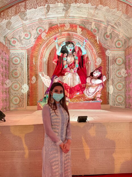 দুর্গা পুজোতেও দেখা গিয়েছে পুজো প্যান্ডালে মানুষকে তিনি সতর্ক করেছিলেন। নিজেই এগিয়ে দিয়েছেন সবার হাতে স্যানিটাইজার। এবার জলপাইগুড়িতে নিজের পাড়ার কালী পুজোতেও সতর্কতা মেনেই অংশ নিলেন মিমি। 