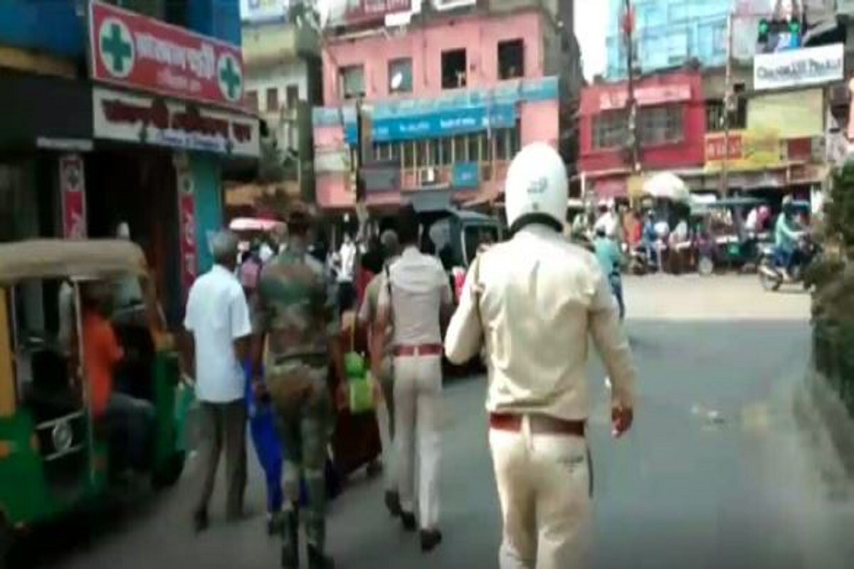 ফের বিনা মাস্কে রাস্তায় ব হওয়া মানুষকে সচেতন করতে রাস্তায় নামল পুলিশ।উত্তর ২৪ পরগনা জেলায় করোনা পরিস্থিতি ক্রমশ বিপজ্জনক চেহারা নিচ্ছে। ফের বিনা মাস্কে রাস্তায় ব হওয়া মানুষকে সচেতন করতে রাস্তায় নামল পুলিশ।উত্তর ২৪ পরগনা জেলায় করোনা পরিস্থিতি ক্রমশ বিপজ্জনক চেহারা নিচ্ছে।