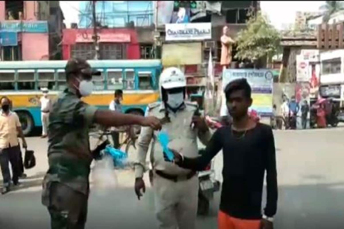মঙ্গলবার বারাসত কলোনী মোড়ে ফেসমাক্স ছাড়া এদিক-ওদিক ঘোরাফেরা করছে এমন মানুষকে ধরে এনে সচেতন করা হয়। তাঁদেরকে ফেস মাক্স পড়ার অনুরোধ জানানো হয়। মঙ্গলবার বারাসত কলোনী মোড়ে ফেসমাক্স ছাড়া এদিক-ওদিক ঘোরাফেরা করছে এমন মানুষকে ধরে এনে সচেতন করা হয়। তাঁদেরকে ফেস মাক্স পড়ার অনুরোধ জানানো হয়।