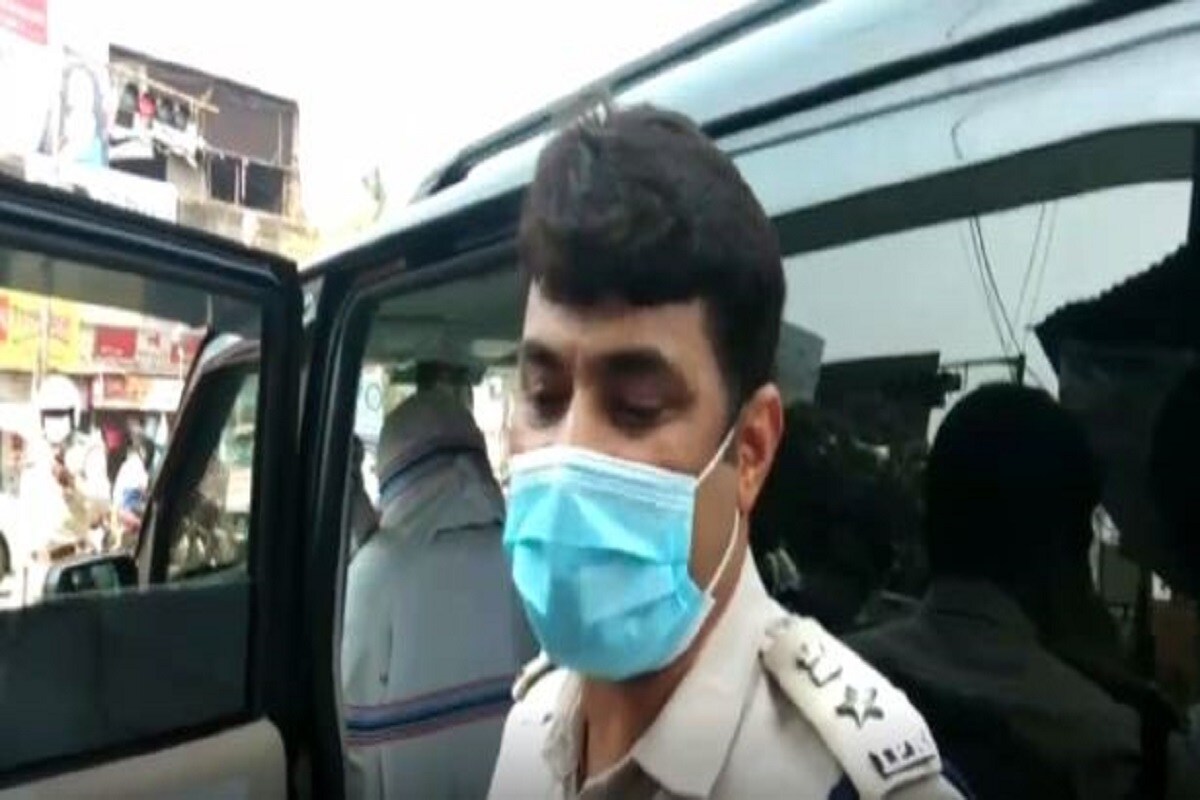 উৎসবের পর জেলায় করোনার সংক্রমন বেশ কিছুটা বেড়েছে এক ধাক্কায়। সেই পরিস্থিতিতে মাথায় রেখে বারাসাত জেলা পুলিশ সুপার অভিজিৎ বন্দ্যোপাধ্যায় নিজে রাস্তায় নামেন। উৎসবের পর জেলায় করোনার সংক্রমন বেশ কিছুটা বেড়েছে এক ধাক্কায়। সেই পরিস্থিতিতে মাথায় রেখে বারাসাত জেলা পুলিশ সুপার অভিজিৎ বন্দ্যোপাধ্যায় নিজে রাস্তায় নামেন।