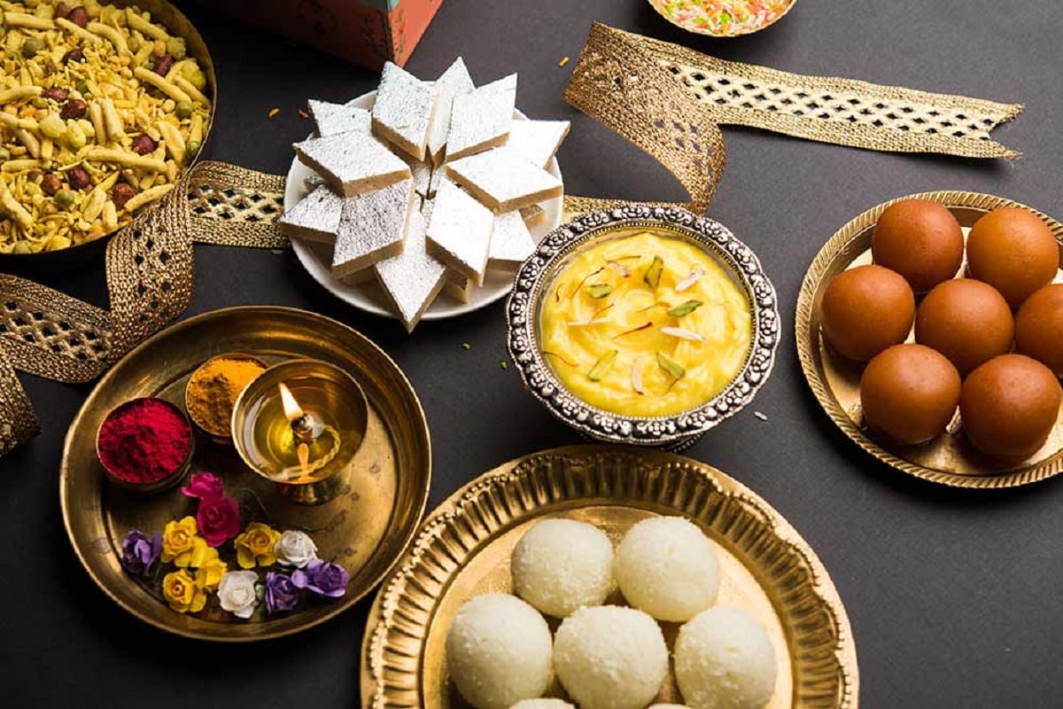 ভাইফোঁটা মানেই ভাইয়ের পাতে সাজিয়ে দেওয়া হরেক পদের মিষ্টি৷ কেউ পাঁচ রকম, কেউ বা আবার সাত রকম মিষ্টিতে সাজিয়ে দেন আদরের ভাইয়ের প্লেট৷ সময়ের সঙ্গে মিষ্টির ধরন বদলালেও থেকে গিয়েছে কিছু সাবেকিয়ানা৷ আধুনিক আর সাবেক মিষ্টির সেই মিশেলেই সাজিয়ে তুলুন আপনার ভাইয়ের মিষ্টির পাত৷ ভাইফোঁটা মানেই ভাইয়ের পাতে সাজিয়ে দেওয়া হরেক পদের মিষ্টি৷ কেউ পাঁচ রকম, কেউ বা আবার সাত রকম মিষ্টিতে সাজিয়ে দেন আদরের ভাইয়ের প্লেট৷ সময়ের সঙ্গে মিষ্টির ধরন বদলালেও থেকে গিয়েছে কিছু সাবেকিয়ানা৷ আধুনিক আর সাবেক মিষ্টির সেই মিশেলেই সাজিয়ে তুলুন আপনার ভাইয়ের মিষ্টির পাত৷