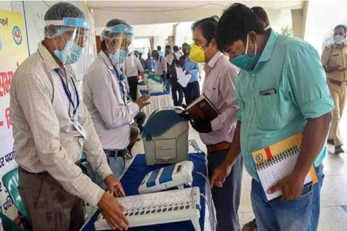 আমেরিকার ভোট গণনার চূড়ান্ত ফল জানতে লেগে গিয়েছিল তিন থেকে চার দিন৷ অতখানি না হলেও বিহারের চূড়ান্ত ফলাফল ঘোষণা হতে মঙ্গলবার গভীর রাত হয়ে যেতে পারে৷ নির্বাচন কমিশনের তরফেই এ কথা জানানো হয়েছে৷ কারণ করোনার জন্য সুরক্ষা বিধি মানতে গিয়ে ভোট গণনা প্রক্রিয়ায় বেশি সময় লাগছে৷ তার উপর করোনার কারণে বিহারে অনেকটা বেড়েছে বুথের সংখ্যা৷ ফলে পাল্লা দিয়ে বেড়েছে ইভিএম-এর সংখ্যাও৷ ফলে চূড়ান্ত ফলের জন্য গণনার শেষ পর্যন্ত অপেক্ষা করতেই হবে বিহারকে ৷ আমেরিকার ভোট গণনার চূড়ান্ত ফল জানতে লেগে গিয়েছিল তিন থেকে চার দিন৷ অতখানি না হলেও বিহারের চূড়ান্ত ফলাফল ঘোষণা হতে মঙ্গলবার গভীর রাত হয়ে যেতে পারে৷ নির্বাচন কমিশনের তরফেই এ কথা জানানো হয়েছে৷ কারণ করোনার জন্য সুরক্ষা বিধি মানতে গিয়ে ভোট গণনা প্রক্রিয়ায় বেশি সময় লাগছে৷ তার উপর করোনার কারণে বিহারে অনেকটা বেড়েছে বুথের সংখ্যা৷ ফলে পাল্লা দিয়ে বেড়েছে ইভিএম-এর সংখ্যাও৷ ফলে চূড়ান্ত ফলের জন্য গণনার শেষ পর্যন্ত অপেক্ষা করতেই হবে বিহারকে ৷