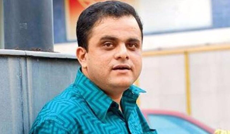 শুধু নেতাজিই নয়, ব্রাত্য বসু বহিরাগত প্রসঙ্গে টেনে এনেছেন মার্কিন নির্বাচন জয়ী জো বাইডেনের কথাও ৷ তাঁর মতে, যেখানে নতুন প্রেসিডেন্ট বাঙালিকে নিজের ক্যাবিনেটে জায়গা দিচ্ছেন, সেখানে এ রাজ্যে বাঙালিকে দাবিয়ে রাখতে অন্য রাজ্য থেকে লোক আনা হচ্ছে ৷ বাইডেনের ক্যাবিনেটে বাঙালি মন্ত্রী আছে অথচ ৭ বছর ধরে কেন্দ্রীয় সরকারে বিজেপি থাকা সত্ত্বেও কোনও বাঙালি মন্ত্রী নেই। মমতা বন্দ্যোপাধ্যায়ের ভাবনা-পরিকল্পনা আজ সফল কন্যাশ্রী রূপে ৷ আন্তর্জাতিক মঞ্চও তাকে স্বীকৃতি দিয়েছে ৷ অথচ আমাদের মাথার উপরে অন্য রাজ্যের লোক আসবে ! শুধু নেতাজিই নয়, ব্রাত্য বসু বহিরাগত প্রসঙ্গে টেনে এনেছেন মার্কিন নির্বাচন জয়ী জো বাইডেনের কথাও ৷ তাঁর মতে, যেখানে নতুন প্রেসিডেন্ট বাঙালিকে নিজের ক্যাবিনেটে জায়গা দিচ্ছেন, সেখানে এ রাজ্যে বাঙালিকে দাবিয়ে রাখতে অন্য রাজ্য থেকে লোক আনা হচ্ছে ৷ বাইডেনের ক্যাবিনেটে বাঙালি মন্ত্রী আছে অথচ ৭ বছর ধরে কেন্দ্রীয় সরকারে বিজেপি থাকা সত্ত্বেও কোনও বাঙালি মন্ত্রী নেই। মমতা বন্দ্যোপাধ্যায়ের ভাবনা-পরিকল্পনা আজ সফল কন্যাশ্রী রূপে ৷ আন্তর্জাতিক মঞ্চও তাকে স্বীকৃতি দিয়েছে ৷ অথচ আমাদের মাথার উপরে অন্য রাজ্যের লোক আসবে !