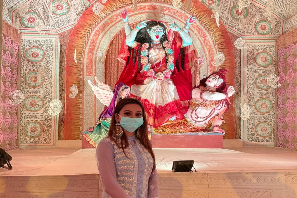 এ বছর সব কিছুতেই একেবারে অন্য নিয়ম। করোনার থাবায় মানুষের জীবনের কোনও কিছুই ঠিক ভাবে হচ্ছে না। করোনা এ বছর পুজোতেও থাবা বসিয়েছে। দুর্গাপুজোতেই দেখেছি আমরা কতটা কড়া ছিল প্রশাসন। এ বছর সব কিছুতেই একেবারে অন্য নিয়ম। করোনার থাবায় মানুষের জীবনের কোনও কিছুই ঠিক ভাবে হচ্ছে না। করোনা এ বছর পুজোতেও থাবা বসিয়েছে। দুর্গাপুজোতেই দেখেছি আমরা কতটা কড়া ছিল প্রশাসন।