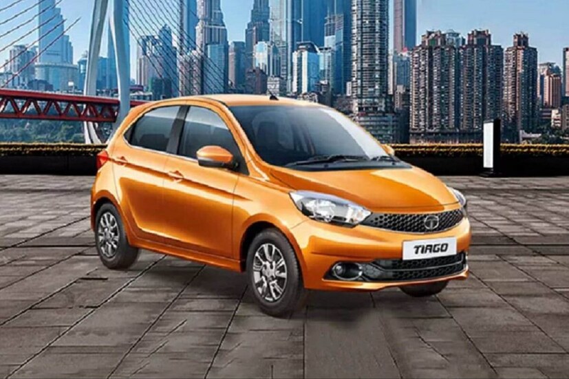 Tata Tiago (দাম ৪.৬০ লক্ষ টাকা) টাটা মোর্টস এই হ্যাচব্যাক গাড়ি ১.২ লিটারের পেট্রোল ইঞ্জিন পাওয়া যায়৷ যা 86PS পাওয়ার ও 113Nm টার্ক জেনারেট করে৷ এই গাড়ির মাইলেজ ১৯.৮ কিলোমিটার প্রতি লিটার৷ এতে অ্যান্ড্রয়েড অটো , এপেল কারপ্লে -র সঙ্গে ৭ ইঞ্চির টাচ স্ক্রিন ইনফোটেনমেন্ট সিস্টেম আছে৷ এতে সুরক্ষার জন্য আছে ডুয়ার ফ্রন্ট এয়ারব্যাগ, এবিএস, ইবিডি, রিয়র পার্কিং সেন্সরের মতো সেফটি ফিচার্স স্ট্যান্ডার্ড৷ Photo- File 