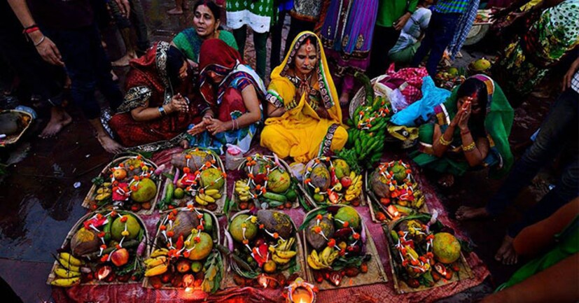 *কিন্তু ইচ্ছা হলেই তো পুণ্যার্জন সম্ভব নয়। বরং নিয়ম মেনে সারুন ছট পুজো। তাতেই দেখবেন আপনার সংসার ভরে উঠবে সুখ-সমৃদ্ধিতে। ছবি: সংগৃহীত। 