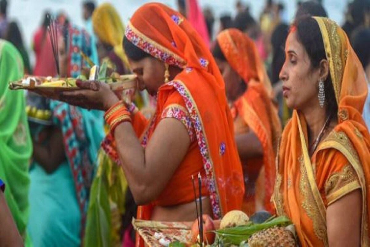 •লোকবিশ্বাস যে দ্বিতীয়বার পাশাখেলায় হেরে গিয়ে স্ত্রী দ্রৌপদী এবং পুরোহিত ধৌম্যসহ পাণ্ডবেরা পাঁচ ভাই যখন বনবাসে গিয়েছিলেন, তখন সেখানে তাঁদের পড়তে হয়েছিল অন্নকষ্টে। এর সঙ্গেই লেগে ছিল বনের বাসভবনে অতিথির নিত্য যাতায়াত। তাই ধৌম্যের পরামর্শ মতো যুধিষ্ঠির কার্তিক মাসের শুক্লপক্ষের চতুর্থী তিথি থেকে সূর্যের আরাধনা শুরু করেছিলেন। সপ্তমী তিথিতে প্রসন্ন হয়ে সূর্য তাঁকে এক দিব্য পাত্র প্রদান করেন। এই পাত্রের খাদ্য যতক্ষণ না দ্রৌপদীর খাওয়া শেষ হচ্ছে, ফুরিয়ে যেত না! যুধিষ্ঠিরের এই সূর্যোপাসনাই পরে ছট পূজার উৎসবে পরিণত হয়।Photo Collected •লোকবিশ্বাস যে দ্বিতীয়বার পাশাখেলায় হেরে গিয়ে স্ত্রী দ্রৌপদী এবং পুরোহিত ধৌম্যসহ পাণ্ডবেরা পাঁচ ভাই যখন বনবাসে গিয়েছিলেন, তখন সেখানে তাঁদের পড়তে হয়েছিল অন্নকষ্টে। এর সঙ্গেই লেগে ছিল বনের বাসভবনে অতিথির নিত্য যাতায়াত। তাই ধৌম্যের পরামর্শ মতো যুধিষ্ঠির কার্তিক মাসের শুক্লপক্ষের চতুর্থী তিথি থেকে সূর্যের আরাধনা শুরু করেছিলেন। সপ্তমী তিথিতে প্রসন্ন হয়ে সূর্য তাঁকে এক দিব্য পাত্র প্রদান করেন। এই পাত্রের খাদ্য যতক্ষণ না দ্রৌপদীর খাওয়া শেষ হচ্ছে, ফুরিয়ে যেত না! যুধিষ্ঠিরের এই সূর্যোপাসনাই পরে ছট পূজার উৎসবে পরিণত হয়।Photo Collected