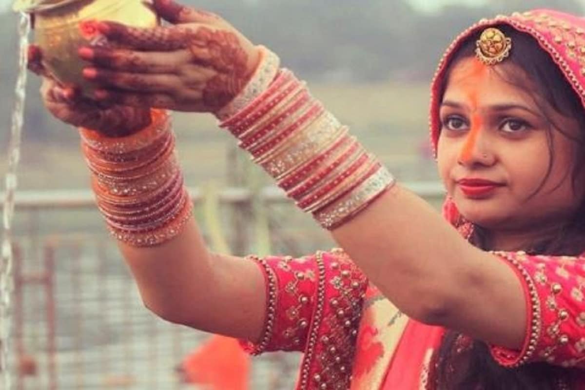 •তা ছাড়া ভারতীয় সমাজচেতনায় বিবাহিতা নারীকে সনাক্ত করার অন্যতম উপায়ই হল তাঁর সিঁথিতে সিঁদুরের লাল রেখা দেখতে পাওয়া। অনেক সময়েই তা বেশ দীর্ঘ হয়। তা হলে কি ছটের এই দীর্ঘ সিঁদুর-রেখা পাঞ্চালীর সৌভাগ্য তথা পতির সংখ্যা নির্দেশ করে?Photo Collected •তা ছাড়া ভারতীয় সমাজচেতনায় বিবাহিতা নারীকে সনাক্ত করার অন্যতম উপায়ই হল তাঁর সিঁথিতে সিঁদুরের লাল রেখা দেখতে পাওয়া। অনেক সময়েই তা বেশ দীর্ঘ হয়। তা হলে কি ছটের এই দীর্ঘ সিঁদুর-রেখা পাঞ্চালীর সৌভাগ্য তথা পতির সংখ্যা নির্দেশ করে?Photo Collected