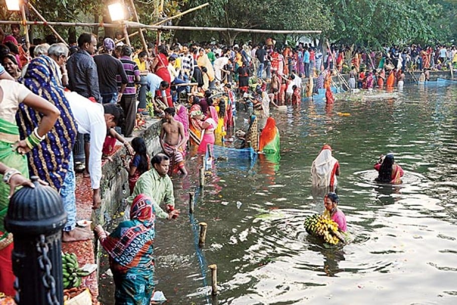 *উৎসবের দ্বিতীয় দিনটি অত্যন্ত গুরুত্বপূর্ণ। যিনি ব্রত রাখেন তিনি দিনভর উপবাস করেন। ওই দিন সন্ধ্যায় বাড়িতে সূর্য দেবতার পুজো করেন মহিলা। উপাচার হিসাবে ক্ষীর, রুটি, কলা দেওয়া হয়। এরপর তাঁরা ছটের মূল উপকরন ঠেকুয়া বানানোর কাজ শুরু করেন। ছবি: সংগৃহীত। *উৎসবের দ্বিতীয় দিনটি অত্যন্ত গুরুত্বপূর্ণ। যিনি ব্রত রাখেন তিনি দিনভর উপবাস করেন। ওই দিন সন্ধ্যায় বাড়িতে সূর্য দেবতার পুজো করেন মহিলা। উপাচার হিসাবে ক্ষীর, রুটি, কলা দেওয়া হয়। এরপর তাঁরা ছটের মূল উপকরন ঠেকুয়া বানানোর কাজ শুরু করেন। ছবি: সংগৃহীত।