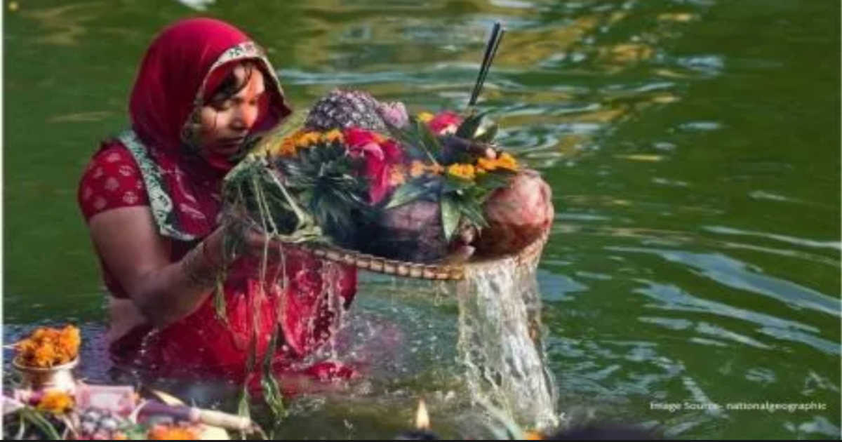 *দুর্গাপুজোর মতো ছট পুজোও চলে চারদিন। প্রথম দিন নহায় খায়, দ্বিতীয় দিন খরনা, তৃতীয় দিন সন্ধ্যা অর্ঘ্য, শেষ দিন সূর্যোদয় অর্ঘ্য। এই পুজোর রীতিনীতি বেশ কঠিন। তবুও সূর্য দেবতাকে সন্তুষ্ট করতে ছটের ডালা সাজান ভক্তেরা। ছবি: সংগৃহীত। *দুর্গাপুজোর মতো ছট পুজোও চলে চারদিন। প্রথম দিন নহায় খায়, দ্বিতীয় দিন খরনা, তৃতীয় দিন সন্ধ্যা অর্ঘ্য, শেষ দিন সূর্যোদয় অর্ঘ্য। এই পুজোর রীতিনীতি বেশ কঠিন। তবুও সূর্য দেবতাকে সন্তুষ্ট করতে ছটের ডালা সাজান ভক্তেরা। ছবি: সংগৃহীত।