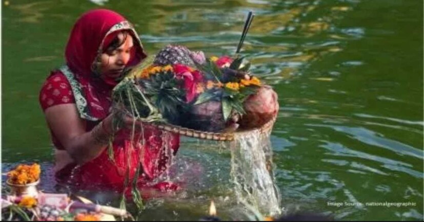 *দুর্গাপুজোর মতো ছট পুজোও চলে চারদিন। প্রথম দিন নহায় খায়, দ্বিতীয় দিন খরনা, তৃতীয় দিন সন্ধ্যা অর্ঘ্য, শেষ দিন সূর্যোদয় অর্ঘ্য। এই পুজোর রীতিনীতি বেশ কঠিন। তবুও সূর্য দেবতাকে সন্তুষ্ট করতে ছটের ডালা সাজান ভক্তেরা। ছবি: সংগৃহীত। 