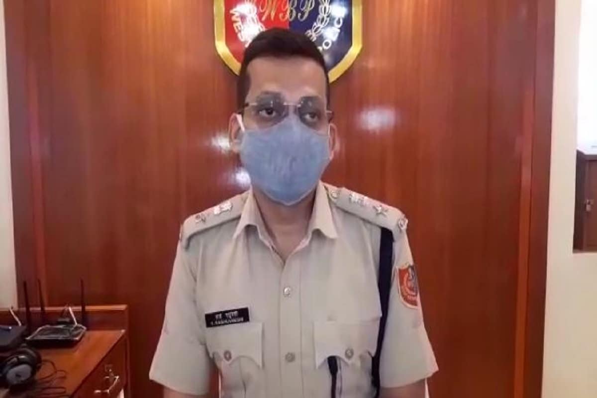 জঙ্গিপুর পুলিশ জেলার এসপি ওয়াই রঘুবংশী জানান, কয়েকজন সাধারণ মানুষের অভিযোগের ভিত্তিতে যাচাই শুরু করে জঙ্গিপুর শাখার সাইবার সেল. অভিযোগ এই তিন ব্যক্তি বিভিন্ন ধরনের সোশ্যাল নেটওয়ার্কের মাধ্যমে সাধারণ মানুষকে ঠকিয়ে পয়সা আদায় করত৷ জঙ্গিপুর পুলিশ জেলার এসপি ওয়াই রঘুবংশী জানান, কয়েকজন সাধারণ মানুষের অভিযোগের ভিত্তিতে যাচাই শুরু করে জঙ্গিপুর শাখার সাইবার সেল. অভিযোগ এই তিন ব্যক্তি বিভিন্ন ধরনের সোশ্যাল নেটওয়ার্কের মাধ্যমে সাধারণ মানুষকে ঠকিয়ে পয়সা আদায় করত৷