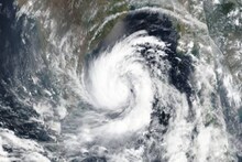 আরও শক্তি বাড়িয়ে আজ বিকেলেই আছড়ে পড়বে Cyclone Nivar, ছুটি ঘোষণা তামিলনাড়ুতে