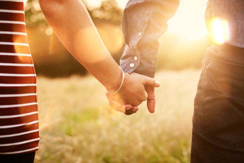 সংস্থা জানাচ্ছে, Pick Up Line থেকে  Dating Anthem, রোম্যান্টিক মানুষজন এই প্যানডেমিকের বছরেও কম কসরত করেননি অন্যকে ইমপ্রেস করতে। তা ছাড়াও এই ডেটিং অ্যাপে ছিল আরও অনেক কিছুর উল্লেখ, যেমন -