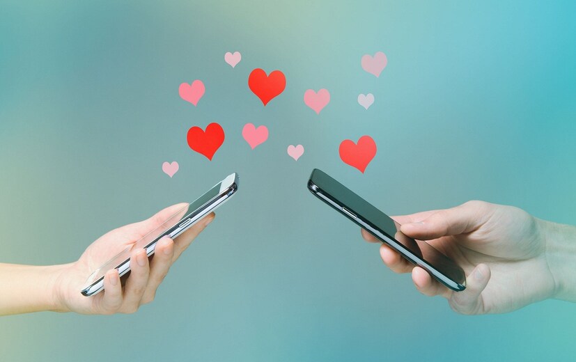 প্যানডেমিকে ডেটিং অ্যাপের (Dating App) গুরুত্ব, জনপ্রিয়তা ও প্রয়োজনীয়তা নিয়ে কয়েক দিন ধরেই নানা তথ্য প্রকাশ করছে Tinder। তাদের তথ্য অনুযায়ী দেখা যাচ্ছে, বাড়িতে থেকেই ভার্চুয়াল ডেটিংয়ের সম্ভাবনা বেড়েছে। যেহেতু লকডাউন, বাইরে বেরোনো বন্ধ, তাই Tinder-এর মাধ্যমেই ডেটিংয়ে ব্যস্ত থেকেছেন বহু মানুষ। পাশাপাশি এই পরিস্থিতিতে ঘরে থাকায় ডেটিং অ্যাপে নিজেদের সৃজনশীলতার মাধ্যমে সংস্কৃতি ও ঐতিহ্যকে তুলে ধরেছেন বহু মানুষ। যাতে একে অপরকে চিনতে আরও বেশি সুবিধে হয়েছে এবং বাড়ি বসে বোর হওয়ার কোনও সম্ভাবনা তৈরি হয়নি।