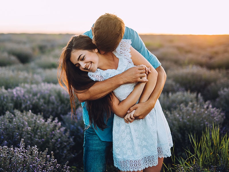 Bio-তে ক্রিয়েটিভি - Tinder-এর bio তে সব সময়েই মানুষ চলতি বিষয় নিয়ে কিছু দিয়ে থাকে। যাঁরা সাধারণত Tinder রোজ ব্যবহার করেন, তাঁরা প্রায়ই Bio পাল্টান। এই বছর, বিশেষ করে লকডাউনের সময়ে বেশ কয়েকটি Bio খুবই নজর কেড়েছে। তার মধ্যে রয়েছে Rasode Mein Kaun Tha-র মিম। যশরাজ মুখাটের এই মিম কয়েক মিলিয়ন মানুষ পছন্দ করেছেন। রেখেছেন Tinder bio-ও। মুখাটের মিম কোট করে একজন নিজের bio-তে লিখেছেন, Rasode mein bhi Rashi thi, Bio mein bhi। Bio-তে ক্রিয়েটিভি - Tinder-এর bio তে সব সময়েই মানুষ চলতি বিষয় নিয়ে কিছু দিয়ে থাকে। যাঁরা সাধারণত Tinder রোজ ব্যবহার করেন, তাঁরা প্রায়ই Bio পাল্টান। এই বছর, বিশেষ করে লকডাউনের সময়ে বেশ কয়েকটি Bio খুবই নজর কেড়েছে। তার মধ্যে রয়েছে Rasode Mein Kaun Tha-র মিম। যশরাজ মুখাটের এই মিম কয়েক মিলিয়ন মানুষ পছন্দ করেছেন। রেখেছেন Tinder bio-ও। মুখাটের মিম কোট করে একজন নিজের bio-তে লিখেছেন, Rasode mein bhi Rashi thi, Bio mein bhi।
