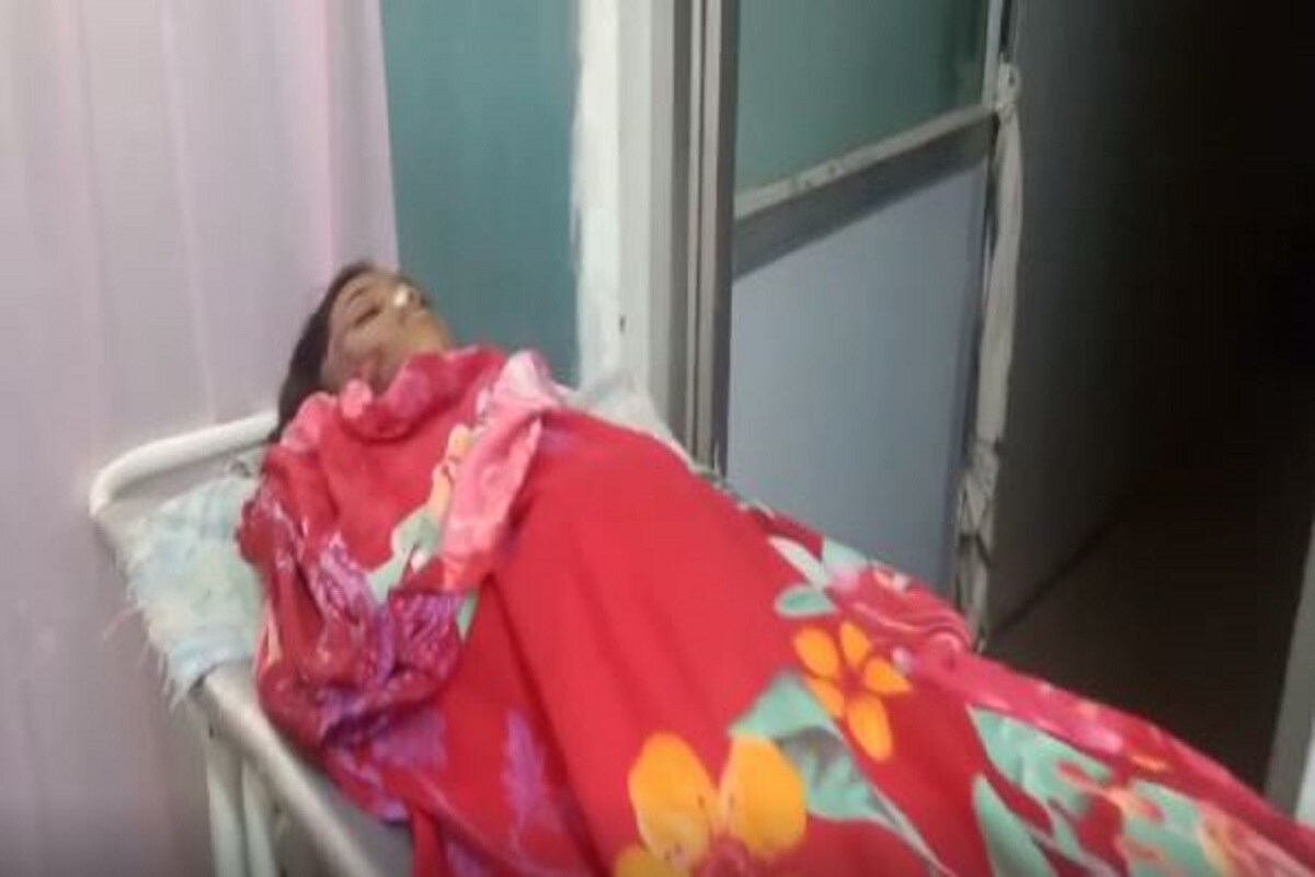 সেখানে গিয়ে দেখা যায় মৃত ছাত্রীর দেহ বাগানে পড়ে রয়েছে এবং তার মুখ সহ শরীরের বিভিন্ন অংশ পুড়ে যায়৷ সেখানে গিয়ে দেখা যায় মৃত ছাত্রীর দেহ বাগানে পড়ে রয়েছে এবং তার মুখ সহ শরীরের বিভিন্ন অংশ পুড়ে যায়৷