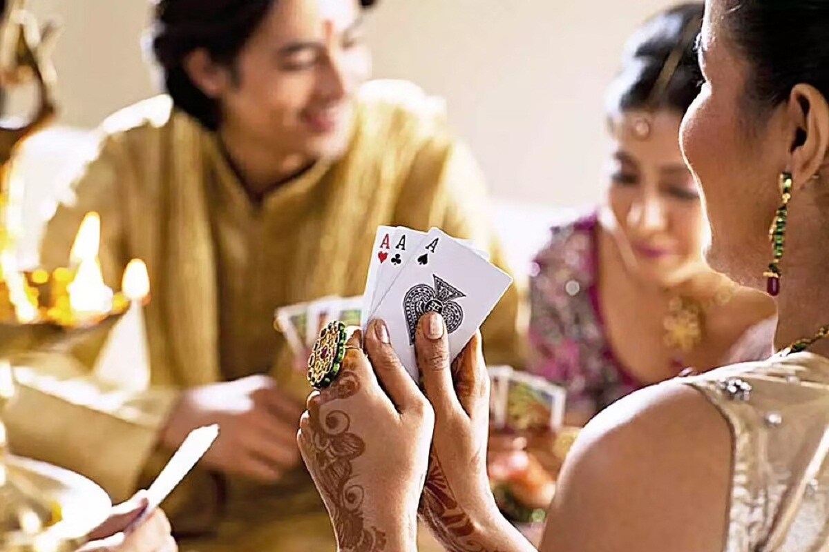 বলা হয়, এমনটা করলে আজীবন আপনার আর্থিক অবস্থা ভালো থাকবে এবং লক্ষ্মী কোনও দিন চঞ্চলা হবেন না। তবে করোনার জন্য এখন অনেক পূজার্চনার পদ্ধতিই আমূল পাল্টে গিয়েছে, সেখানে তাসের আসর তো কোন ছাড়! অতএব বাড়িতে যাঁদের আমন্ত্রণ জানাবেন তাঁরা যেন ঘনিষ্ঠজন হন, সে কথা মাথায় রাখবেন। একগাদা লোক বলা চলবে না কিন্তু। তার পাশাপাশি আরও কিছু টিপস মেনে চলতে হবে। বলা হয়, এমনটা করলে আজীবন আপনার আর্থিক অবস্থা ভালো থাকবে এবং লক্ষ্মী কোনও দিন চঞ্চলা হবেন না। তবে করোনার জন্য এখন অনেক পূজার্চনার পদ্ধতিই আমূল পাল্টে গিয়েছে, সেখানে তাসের আসর তো কোন ছাড়! অতএব বাড়িতে যাঁদের আমন্ত্রণ জানাবেন তাঁরা যেন ঘনিষ্ঠজন হন, সে কথা মাথায় রাখবেন। একগাদা লোক বলা চলবে না কিন্তু। তার পাশাপাশি আরও কিছু টিপস মেনে চলতে হবে।