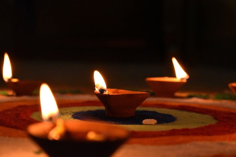 আর কিছুদিন বাদেই দিওয়ালি, আলোর উৎসবের আগে পুরুলিয়ায় মৃৎশিল্পীদের ব্যাস্ততা চরমে। চায়নার বাজারকে পেছনে ফেলে মাটির সামগ্রী দখল নিয়েছে পুরুলিয়ার বাজার।