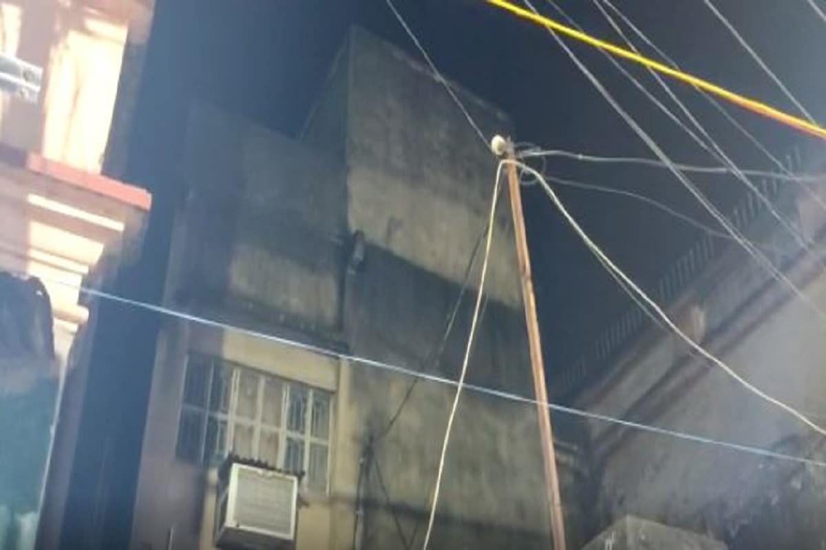 স্থানীয় সূত্রে খবর, মৃতা রেবা চৌধুরী ইন্দারাগোড়ার বাড়িতে একাই থাকতেন। তাঁর একমাত্র ছেলে কর্মসূত্রে সপরিবারে কলকাতায় থাকেন। স্থানীয় সূত্রে খবর, মৃতা রেবা চৌধুরী ইন্দারাগোড়ার বাড়িতে একাই থাকতেন। তাঁর একমাত্র ছেলে কর্মসূত্রে সপরিবারে কলকাতায় থাকেন।