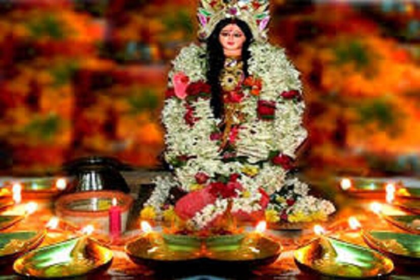 ধন ঐশ্বর্যের দেবী মা লক্ষ্মীর কৃপা যেই সংসারের উপরে থাকে সেই সংসার আরও সুখের হয় ৷ 