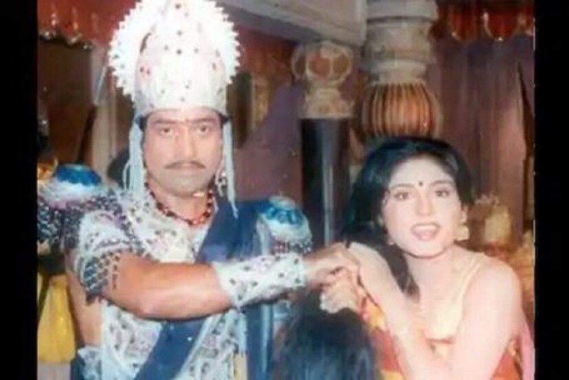রূপা ১৯৮৮ তে বিআর চোপড়ার ‘মহাভারত’-এ দ্রৌপদীর চরিত্রে অভিনয় করেছিলেন৷ এই চরিত্রে অভিনয়ের পরে দেশ জোড়া নাম হয়েছিল রূপার৷ এই চরিত্রের বিভিন্ন শেডগুলি নিজের অসম্ভব অভিনয় দক্ষতায় ফুটিয়ে তুলেছিলেন৷ অত্যন্ত কঠিন এই চরিত্রকে ফুটিয়ে তুলতে একেবারে নিজের আত্মস্থ করে নিয়েছিলেন তিনি৷ Photo- Collected