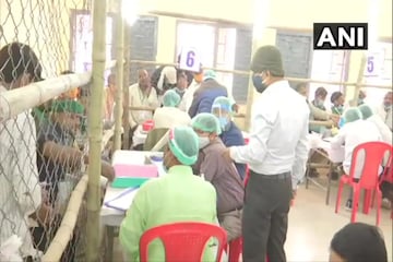 Bihar Election Result: প্রাথমিক গণনায় হাড্ডাহাড্ডির লড়াই, চলছে গণনা, দেখুন ছবি