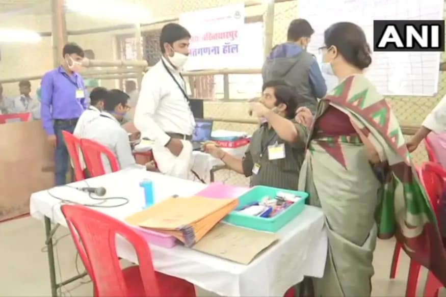 সকাল সাড়ে ৯টা অবধি ২১৬ আসনের গণনা শুরু হয়ে গিয়েছে ৷ তার মধ্যে ১০৫টি আসনে এগিয়ে এনডিএ, ১০২টি আসনে মহাজোট ৷ এলজেপি এগিয়ে ৫ আসনে, অন্যান্যরা ৭টি আসনে এগিয়ে ৷ সকাল সাড়ে ৯টা অবধি ২১৬ আসনের গণনা শুরু হয়ে গিয়েছে ৷ তার মধ্যে ১০৫টি আসনে এগিয়ে এনডিএ, ১০২টি আসনে মহাজোট ৷ এলজেপি এগিয়ে ৫ আসনে, অন্যান্যরা ৭টি আসনে এগিয়ে ৷