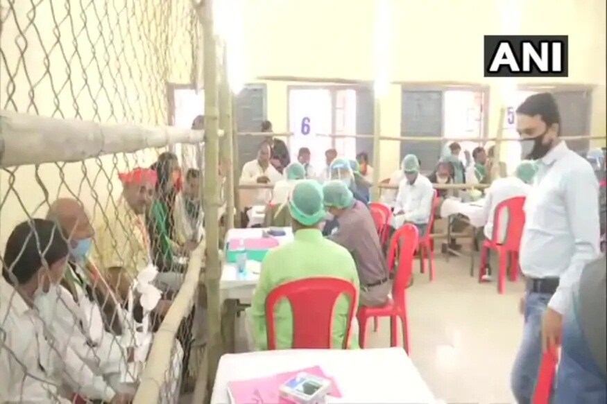 ২৪৩ আসনের বিহার বিধানসভায় সংখ্যাগরিষ্ঠতা পেতে হলে ছুঁতে হবে ম্যাজিক নাম্বার ১২২ ৷ ইভিএম খোলার শুরু থেকেই চলছে দুই জোটের হাড্ডাহাড্ডি লড়াই ৷ কখনও এগোচ্ছে এনডিএ তো কখনও মহাজোট, আবার কখনও দুই জোটই সমান সংখ্যক আসনে এগিয়ে ৷ ২৪৩ আসনের বিহার বিধানসভায় সংখ্যাগরিষ্ঠতা পেতে হলে ছুঁতে হবে ম্যাজিক নাম্বার ১২২ ৷ ইভিএম খোলার শুরু থেকেই চলছে দুই জোটের হাড্ডাহাড্ডি লড়াই ৷ কখনও এগোচ্ছে এনডিএ তো কখনও মহাজোট, আবার কখনও দুই জোটই সমান সংখ্যক আসনে এগিয়ে ৷