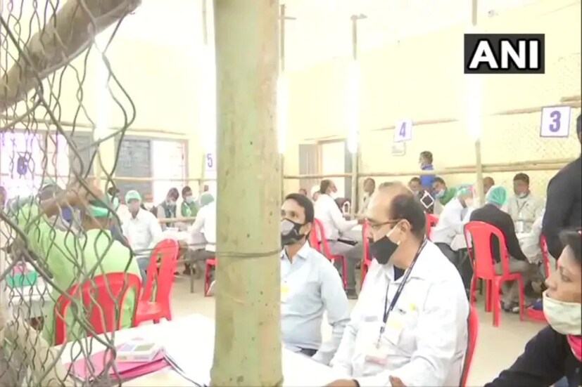 পাটনার অনুগ্রহ নারায়ণ কলেজে স্থাপিত কাউন্টিং সেন্টারে বিহার বিধানসভা নির্বাচনের গণনা চলছে ।