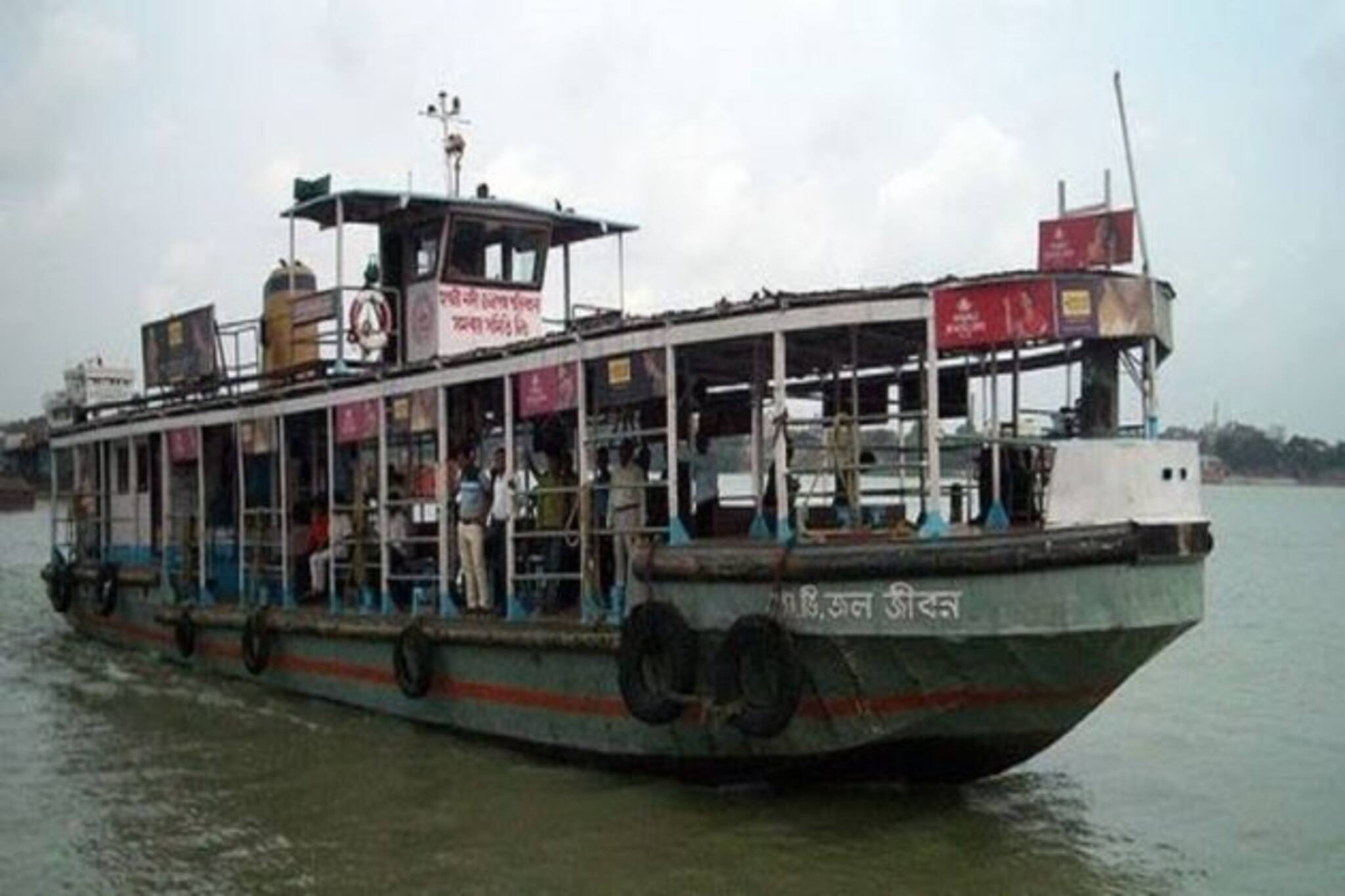 হাওড়া স্টেশন চত্বর ও লঞ্চ যাত্রীদের কাছে থালা বাটি হাতে ভিক্ষা করলেন হাওড়ার ফেরি