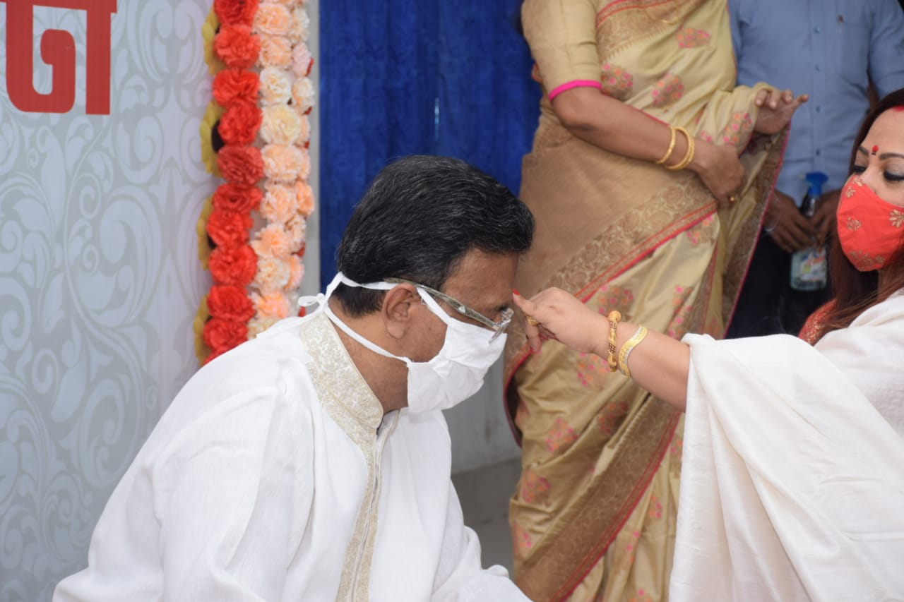 তারপর একেবারে পোশাক চেঞ্জ ৷ নীল পঞ্জাবি থেকে একেবারে সাদা ধবধবে ধুতি-পঞ্জাবি৷ মুখে অবশ্যই মাস্ক রয়েছে ৷ তারপর একেবারে পোশাক চেঞ্জ ৷ নীল পঞ্জাবি থেকে একেবারে সাদা ধবধবে ধুতি-পঞ্জাবি৷ মুখে অবশ্যই মাস্ক রয়েছে ৷