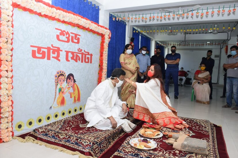করোনা সতর্কতা মেনেই প্রতিবারের মতো এবারও জমজমাটভাবে হলো ভাইফোঁটা ৷ 