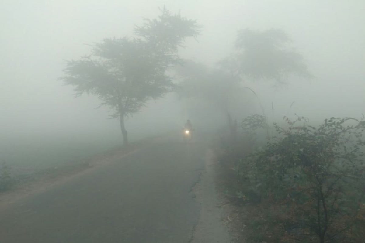 কিন্তু ভাইফোঁটার ঠিক আগেই হঠাৎ নিম্নচাপের ভ্রূকুটি চোখ রাঙাচ্ছে কি৷ কারণ শনিবারের নিম্নচাপ অক্ষরেখা এদিন অবস্থান করছে দক্ষিণ পশ্চিম বঙ্গোপসাগর এবং সংলগ্ন পশ্চিম মধ্য বঙ্গোপসাগরে, তামিলনাড়ু ও দক্ষিণ অন্ধ্রপ্রদেশ উপকূলে। সমুদ্র পৃষ্ঠ থেকে তা ৩.১ কিমি পর্যন্ত বিস্তৃত রয়েছে।Photo-Representative কিন্তু ভাইফোঁটার ঠিক আগেই হঠাৎ নিম্নচাপের ভ্রূকুটি চোখ রাঙাচ্ছে কি৷ কারণ শনিবারের নিম্নচাপ অক্ষরেখা এদিন অবস্থান করছে দক্ষিণ পশ্চিম বঙ্গোপসাগর এবং সংলগ্ন পশ্চিম মধ্য বঙ্গোপসাগরে, তামিলনাড়ু ও দক্ষিণ অন্ধ্রপ্রদেশ উপকূলে। সমুদ্র পৃষ্ঠ থেকে তা ৩.১ কিমি পর্যন্ত বিস্তৃত রয়েছে।Photo-Representative