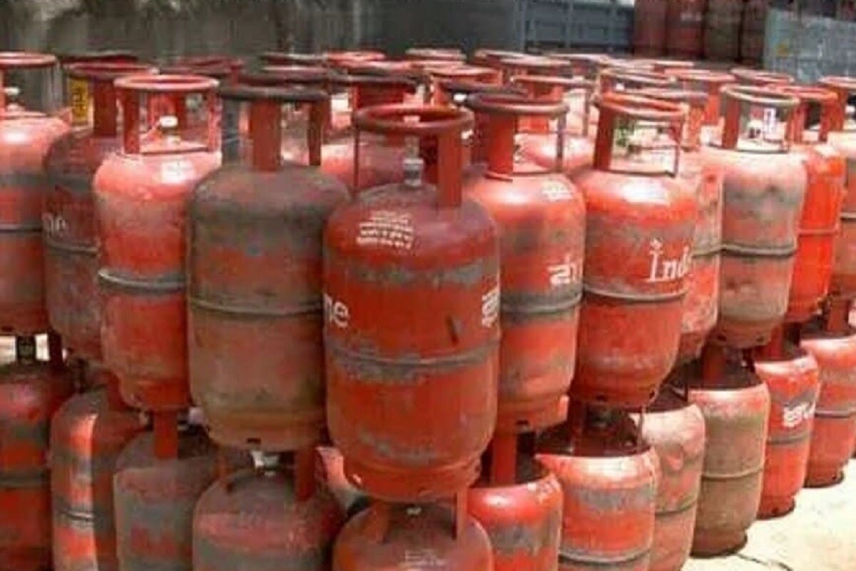 রান্নার গ্যাস সিলিন্ডার নিয়ে জালিয়াতি রুখতে নয়া নিয়ম জারি করেছে তেল কোম্পানি ৷ সঠিক গ্রাহককে চিনে নিতে এবার থেকে গ্যাস বুকিং করার সঙ্গে সঙ্গেই গ্রাহকের রেজিস্টার্ড মোবাইল নম্বরে OTP পাঠানো হবে ৷ গ্যাস ডেলিভারির সময় সেই OTP না দিলে গ্যাস পাবেন না গ্রাহকেরা ৷ রান্নার গ্যাস সিলিন্ডার নিয়ে জালিয়াতি রুখতে নয়া নিয়ম জারি করেছে তেল কোম্পানি ৷ সঠিক গ্রাহককে চিনে নিতে এবার থেকে গ্যাস বুকিং করার সঙ্গে সঙ্গেই গ্রাহকের রেজিস্টার্ড মোবাইল নম্বরে OTP পাঠানো হবে ৷ গ্যাস ডেলিভারির সময় সেই OTP না দিলে গ্যাস পাবেন না গ্রাহকেরা ৷