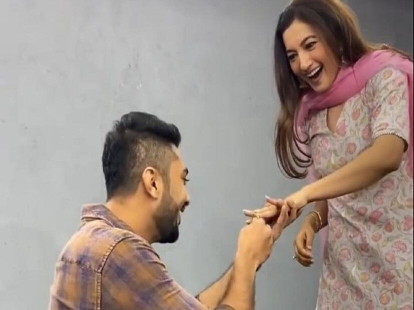 কয়েক দিন ধরেই গহর খান চর্চায় রয়েছেন। শোনা যাচ্ছিল তিনি নাকি বিয়ে করছেন। photo source collected
