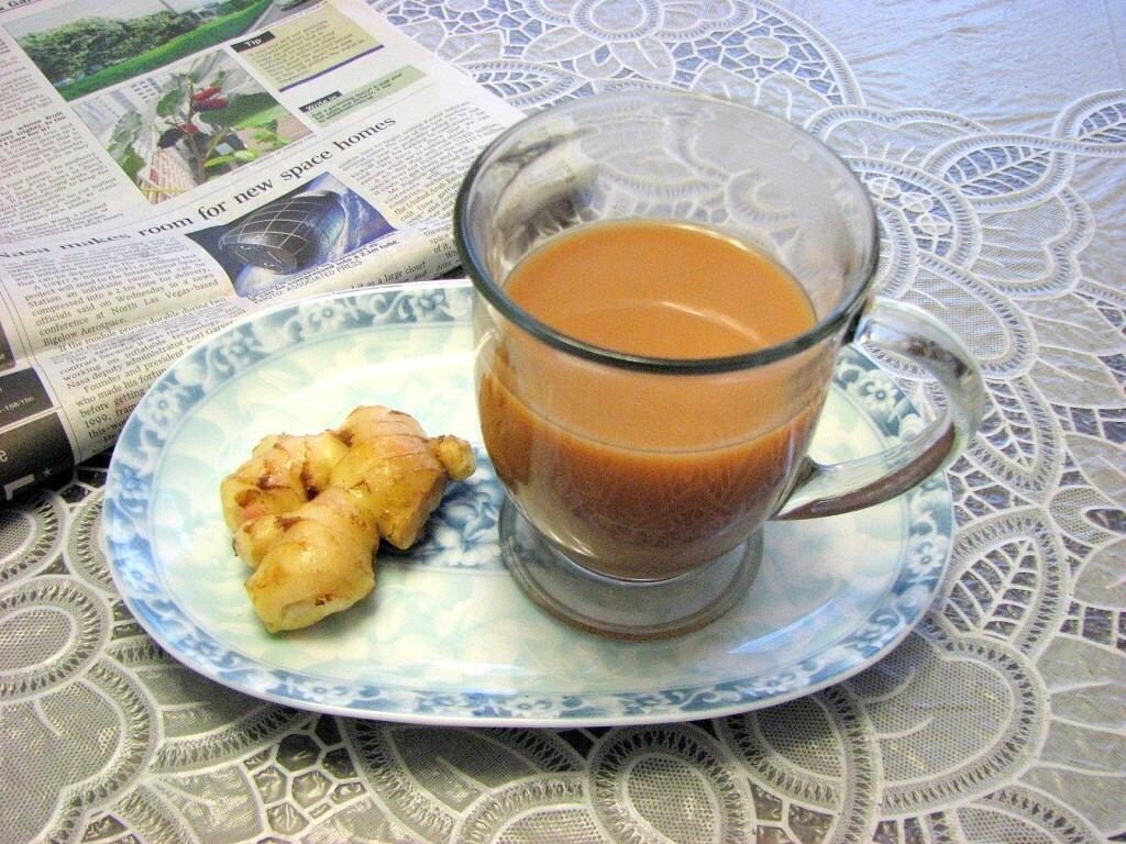 রক্তচাপ কমিয়ে দেয় - একাধিক সমীক্ষা ও গবেষণায় দেখা গিয়েছে আদা খেলে ব্লাড প্রেসার কমে যায়। যাঁরা উচ্চ রক্তচাপ বা হাই ব্লাড প্রেসারের রোগী, তাঁদের জন্য ঠিক আছে। কিন্তু যাঁদের ব্লাড প্রেসার লো বা নর্মাল, তাঁরা কিন্তু অতিরিক্ত আদা-চা পান করলে বিপদে পড়তে পারেন। প্রতি দিন অধিকমাত্রায় আদা-চা খেলে তাঁদের শরীর দুর্বল হয়ে পড়তেও পারে। রক্তচাপ কমিয়ে দেয় - একাধিক সমীক্ষা ও গবেষণায় দেখা গিয়েছে আদা খেলে ব্লাড প্রেসার কমে যায়। যাঁরা উচ্চ রক্তচাপ বা হাই ব্লাড প্রেসারের রোগী, তাঁদের জন্য ঠিক আছে। কিন্তু যাঁদের ব্লাড প্রেসার লো বা নর্মাল, তাঁরা কিন্তু অতিরিক্ত আদা-চা পান করলে বিপদে পড়তে পারেন। প্রতি দিন অধিকমাত্রায় আদা-চা খেলে তাঁদের শরীর দুর্বল হয়ে পড়তেও পারে।