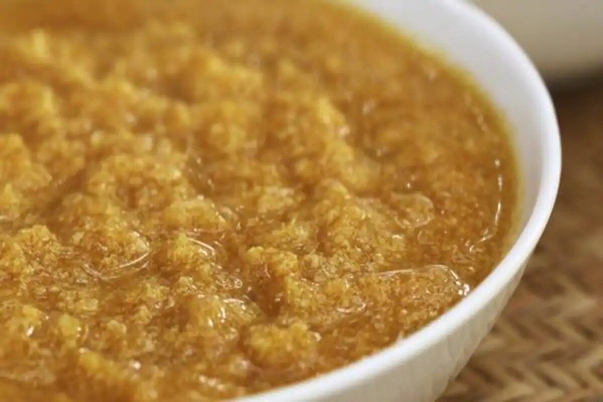 গুড়-চানা ক্ষীর: উপকরণ: ১ কাপ চানা ডাল, ২ টেবিল-চামচ নারকেল তেল, ২ কাপ জল, ২ কাপ গুড় | প্রণালী: কড়ায় তেল গরম করে ডালটা সোনালি করে ভেজে নিন। এ বার ২ কাপ জল দিয়ে প্রেশার কুকারে সেদ্ধ করে নিন, ২টো সিটি বেজে গেলে নামিয়ে নিন। ঠাণ্ডা হলে জল ছেঁকে নিন। ডালের মধ্যে গুড় মিশিয়ে অল্প আঁচে নাড়তে থাকুন। গুড় মিশে গেলে নামিয়ে পরিবেশন করুন। গুড়-চানা ক্ষীর: উপকরণ: ১ কাপ চানা ডাল, ২ টেবিল-চামচ নারকেল তেল, ২ কাপ জল, ২ কাপ গুড় | প্রণালী: কড়ায় তেল গরম করে ডালটা সোনালি করে ভেজে নিন। এ বার ২ কাপ জল দিয়ে প্রেশার কুকারে সেদ্ধ করে নিন, ২টো সিটি বেজে গেলে নামিয়ে নিন। ঠাণ্ডা হলে জল ছেঁকে নিন। ডালের মধ্যে গুড় মিশিয়ে অল্প আঁচে নাড়তে থাকুন। গুড় মিশে গেলে নামিয়ে পরিবেশন করুন।