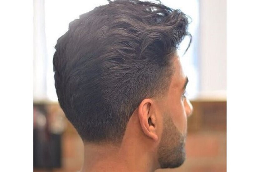 •লকডাউনে অনেকে নিজের হাতে চুল কেটেছেন৷ তবে বেশিরভাগ ক্ষেত্রে একে অপরের চুল কেটে দিয়েছেন দম্পতি বা সঙ্গীরা৷ কিন্তু এই বিশিষ্ট অভিনেতার কথা শুনতে মাথায় হাত পড়ে সকলের৷ কারণ তিনি নাকি গত ২৫ বছর ধরে নিজের চুল নিজেই কাটছেন! এতদিনে করলেন সেই তথ্য ফাঁস৷  