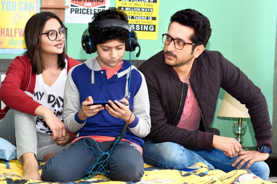 গত মে মাসে মুক্তি পাওয়ার কথা থাকলেও শেষ অবধি করোনার কারণে সেই ছবি মুক্তি সম্ভব হয়নি। বড়দিনে টনিক রিলিজ করার বিষয়টা এক প্রকার সিদ্ধান্ত নিয়েই ফেলেছিলেন প্রযোজক অতনু রায় চৌধুরি। কিন্তু এই মুহূর্তে যা পরিস্থিতি তাতে মানুষ কতটা সিনেমা হলে এসে ছবি দেখবেন সেটা একটা বড় প্রশ্ন বলে মনে করেন তিনি। এবং ঠিক সেই কারণেই এই ডিসেম্বর নয় বরং আগামী গ্রীষ্মে ছবি রিলিজের ভাবছেন তিনি। বেঙ্গল টকিজ এর প্রথম ছবি 'সাঁঝবাতি'র দুর্দান্ত সাফল্যের পরে 'টনিক' নিয়েও বেশ আশাবাদী ছিলেন প্রযোজক। গত মে মাসে মুক্তি পাওয়ার কথা থাকলেও শেষ অবধি করোনার কারণে সেই ছবি মুক্তি সম্ভব হয়নি। বড়দিনে টনিক রিলিজ করার বিষয়টা এক প্রকার সিদ্ধান্ত নিয়েই ফেলেছিলেন প্রযোজক অতনু রায় চৌধুরি। কিন্তু এই মুহূর্তে যা পরিস্থিতি তাতে মানুষ কতটা সিনেমা হলে এসে ছবি দেখবেন সেটা একটা বড় প্রশ্ন বলে মনে করেন তিনি। এবং ঠিক সেই কারণেই এই ডিসেম্বর নয় বরং আগামী গ্রীষ্মে ছবি রিলিজের ভাবছেন তিনি। বেঙ্গল টকিজ এর প্রথম ছবি 'সাঁঝবাতি'র দুর্দান্ত সাফল্যের পরে 'টনিক' নিয়েও বেশ আশাবাদী ছিলেন প্রযোজক।