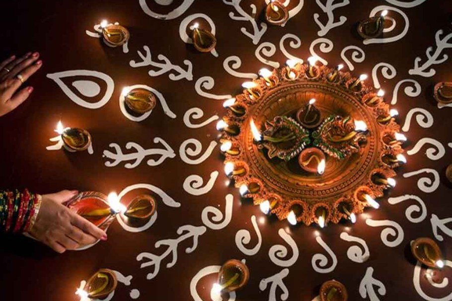 *বিশ্বাস করা হয় যে, ধনতেরাসের শুভ দিনে সোনার, রৌপ্য এবং পিতল বা অন্যান্য ধাতব জিনিসপত্র কেনা হয়।এই দিনে সোনা কেনা শুভ হিসেবে বিবেচিত। ফাইল ছবি। *বিশ্বাস করা হয় যে, ধনতেরাসের শুভ দিনে সোনার, রৌপ্য এবং পিতল বা অন্যান্য ধাতব জিনিসপত্র কেনা হয়।এই দিনে সোনা কেনা শুভ হিসেবে বিবেচিত। ফাইল ছবি।