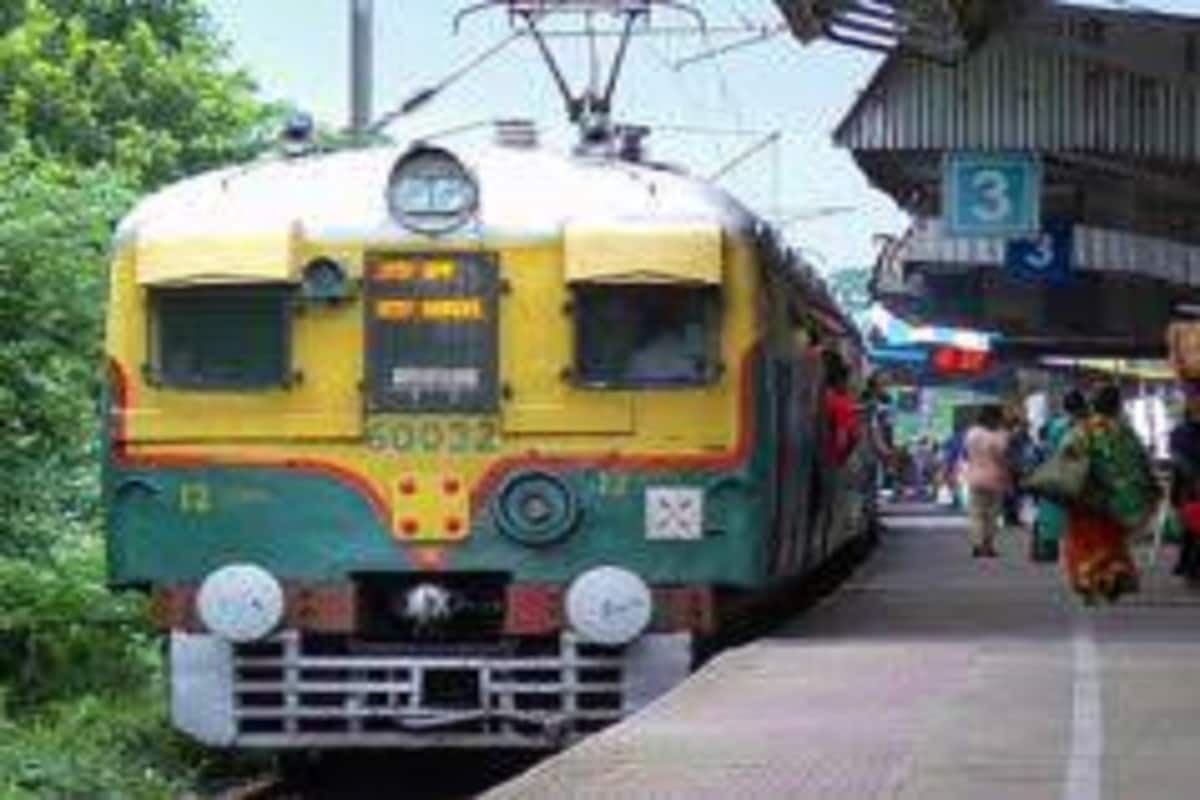 সোশ্যাল ডিস্টেন্সিং বা সামাজিক দূরত্ব বজায় রাখার জন্য পূর্ব রেলের পক্ষ থেকে যাত্রী সাধারণের কাছে অনুরোধ করা হয়েছে ৷ চিহ্নত করা আসনেই কেবল বসার জন্য অনুরোধ করা হয়েছে ৷ স্বাস্থ্য বিধি মেনে চলতে হবে সবাইকে ৷ মাস্ক বা ফেস কভার ব্যবহার করা বাধ্যতামূলক বিবৃতি রেলের ৷ প্রতীকী ছবি ৷ সোশ্যাল ডিস্টেন্সিং বা সামাজিক দূরত্ব বজায় রাখার জন্য পূর্ব রেলের পক্ষ থেকে যাত্রী সাধারণের কাছে অনুরোধ করা হয়েছে ৷ চিহ্নত করা আসনেই কেবল বসার জন্য অনুরোধ করা হয়েছে ৷ স্বাস্থ্য বিধি মেনে চলতে হবে সবাইকে ৷ মাস্ক বা ফেস কভার ব্যবহার করা বাধ্যতামূলক বিবৃতি রেলের ৷ প্রতীকী ছবি ৷