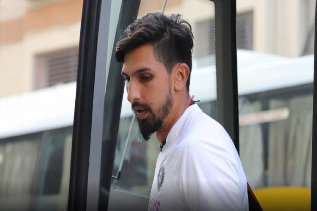 রবিবার ভারতীয় দলের কোচ রবি শাস্ত্রী (Ravi Shastri) যদি আগামী চার পাঁচদিনের মধ্যে রোহিত ও ইশান্ত অস্ট্রেলিয়ায় না পৌঁছন তাহলে তাদের টেস্ট সিরিজে খেলা অসম্ভব৷ কারণ অস্ট্রেলিয়ায় কোয়ারেন্টাইনের নিয়ম খুবই কড়া৷ সেখানে গেলে দুই ক্রিকেটারকে ১৪ দিনের কোয়ারেন্টাইনে থাকতে হবে৷ Photo- File রবিবার ভারতীয় দলের কোচ রবি শাস্ত্রী (Ravi Shastri) যদি আগামী চার পাঁচদিনের মধ্যে রোহিত ও ইশান্ত অস্ট্রেলিয়ায় না পৌঁছন তাহলে তাদের টেস্ট সিরিজে খেলা অসম্ভব৷ কারণ অস্ট্রেলিয়ায় কোয়ারেন্টাইনের নিয়ম খুবই কড়া৷ সেখানে গেলে দুই ক্রিকেটারকে ১৪ দিনের কোয়ারেন্টাইনে থাকতে হবে৷ Photo- File